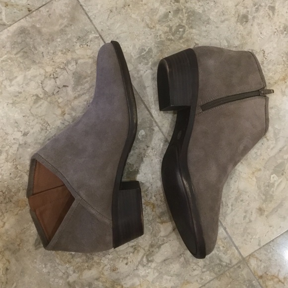 LUCKY BRAND Taupe Suede Ankle Boots Size 9W NWOT Cowboy Boots - Picture 3 of 7